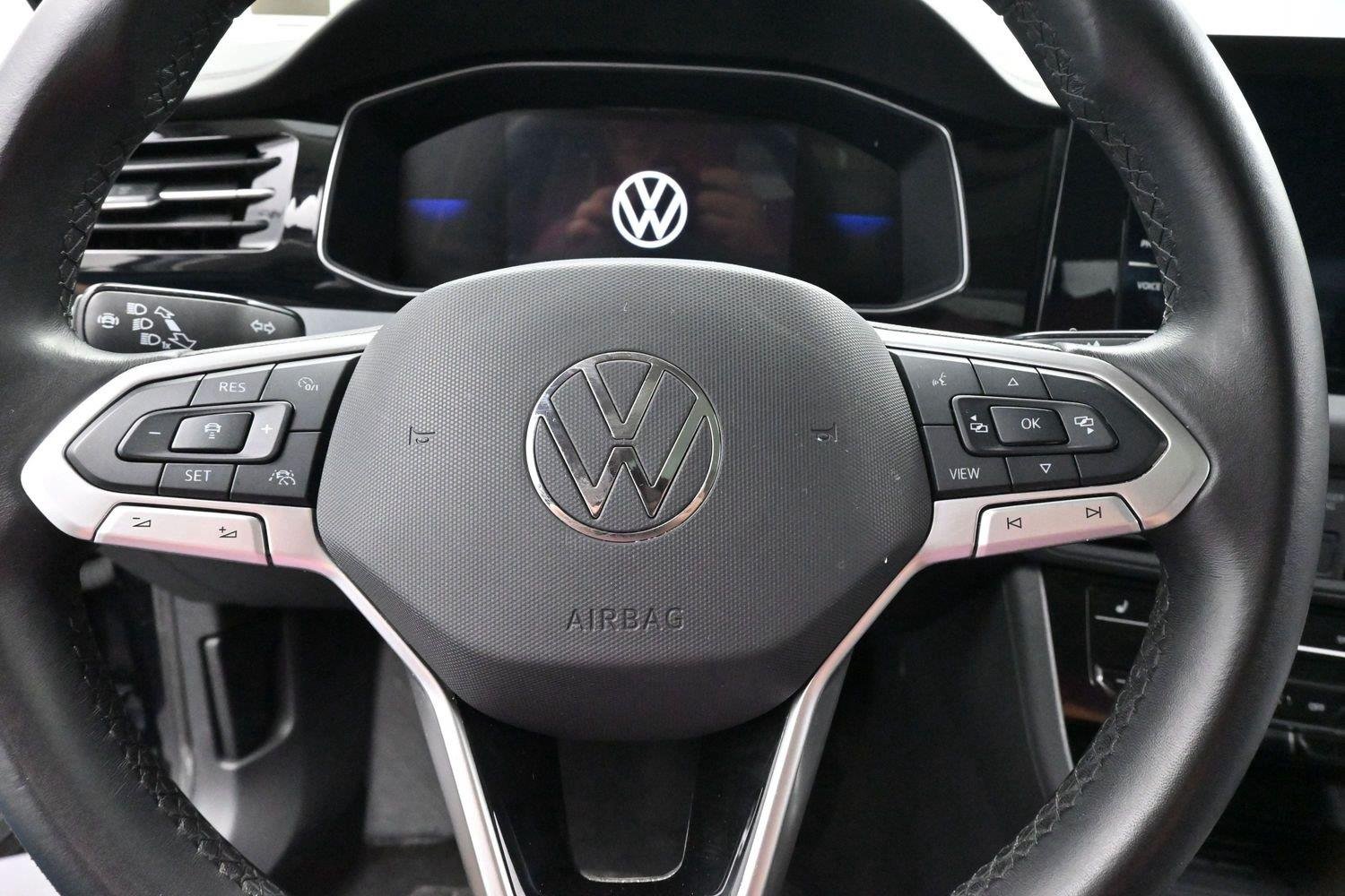 Used 2025 Deep Black Pearl Volkswagen SE image 18