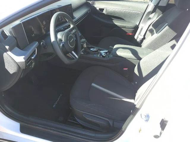 Used 2025 White Hyundai SE image 5