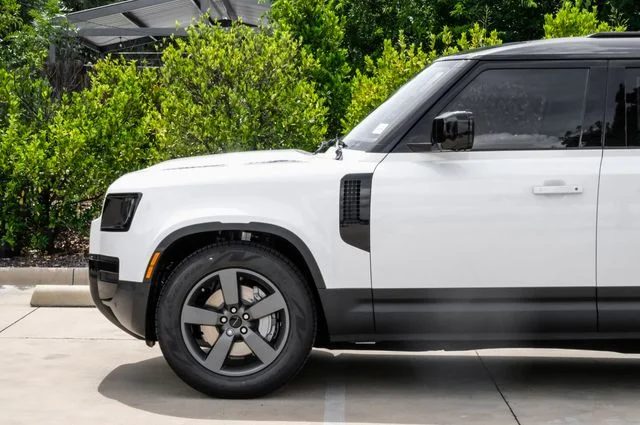 New 2026 Fuji White Land Rover S image 17