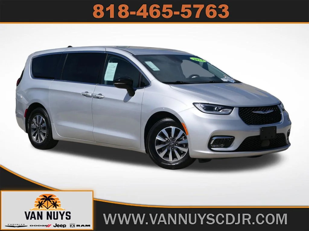 2024 Chrysler Pacifica Hybrid Select PHEV's photo