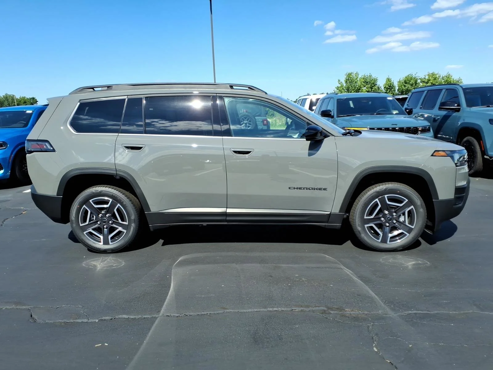 New 2026 Sting-Gray Clear-Coat Exterior Paint Jeep Limited image 18