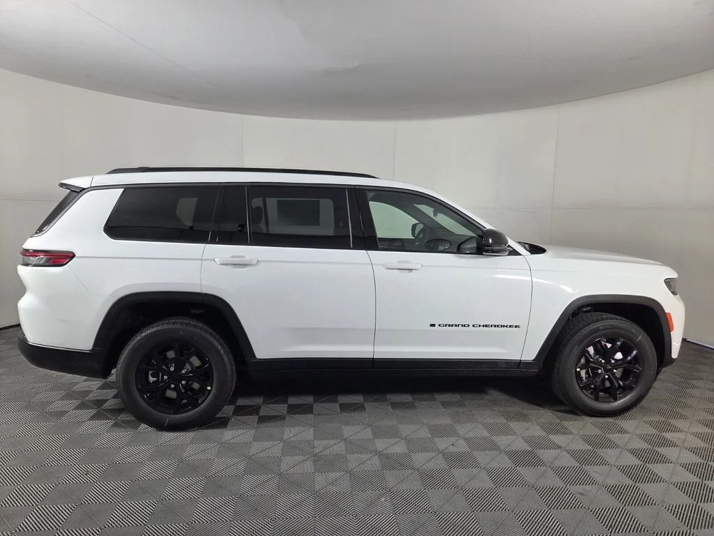 New 2026 Bright White Clear-Coat Exterior Paint Jeep Laredo Altitude image 5