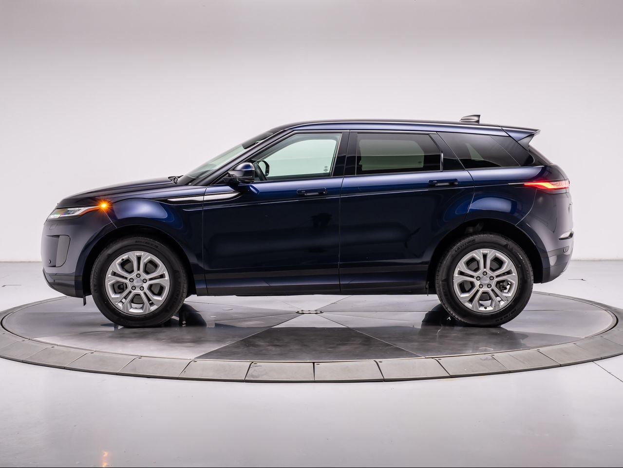 Certified Used 2023 Portofino Blue Metallic Land Rover S image 2