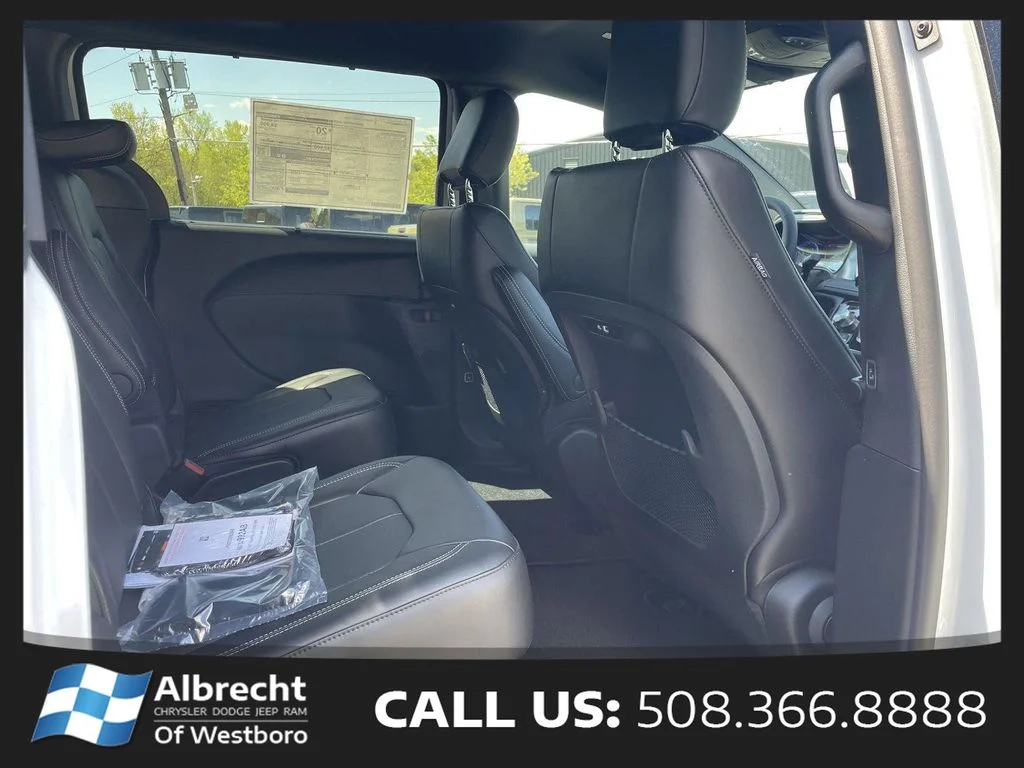 New 2026 Bright White Clear-Coat Exterior Paint Chrysler Select image 14