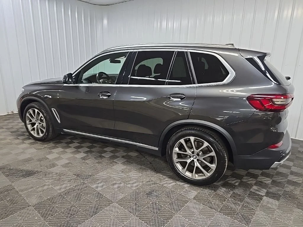 Used 2021 Gray BMW xDrive40i image 4