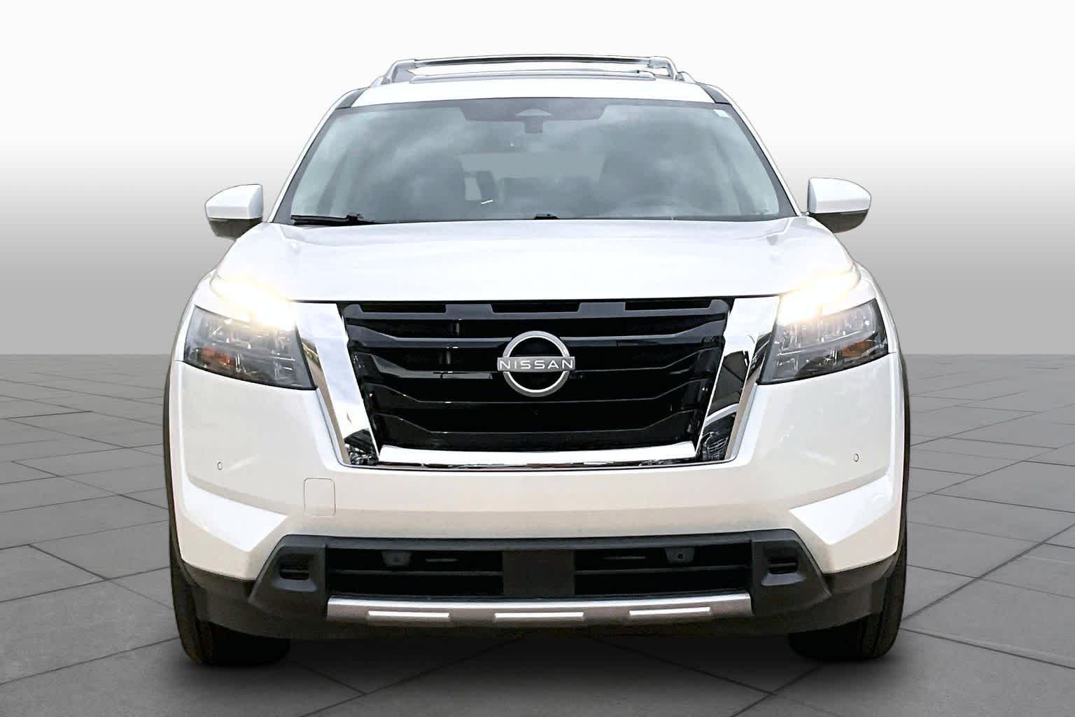 Certified Used 2025 Everest White Pearl Tricoat Nissan Platinum image 3
