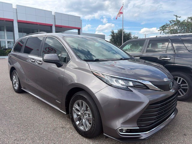 Used 2021  Toyota XLE image 1