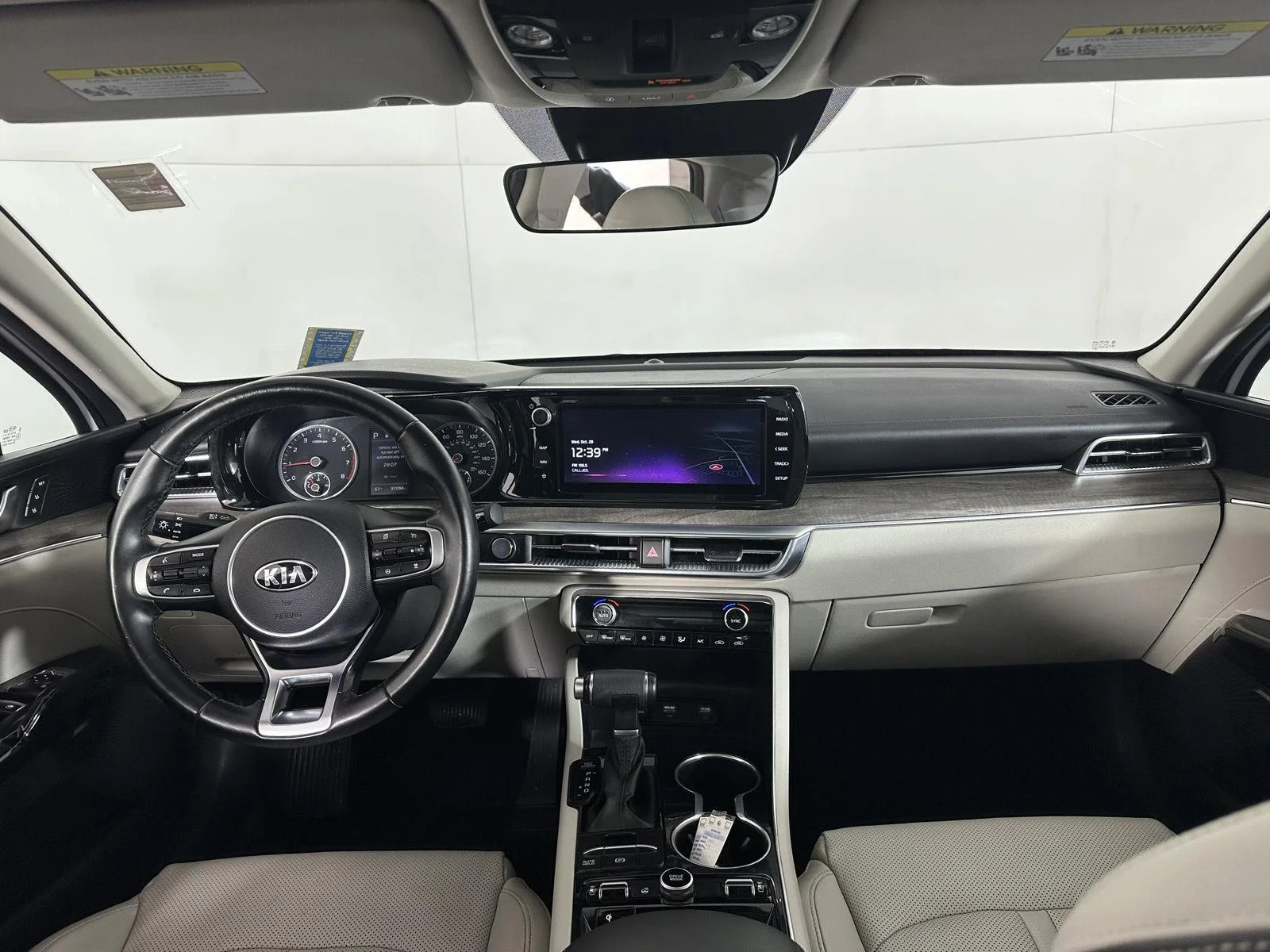 Used 2021 Glacial White Pearl Kia  image 31