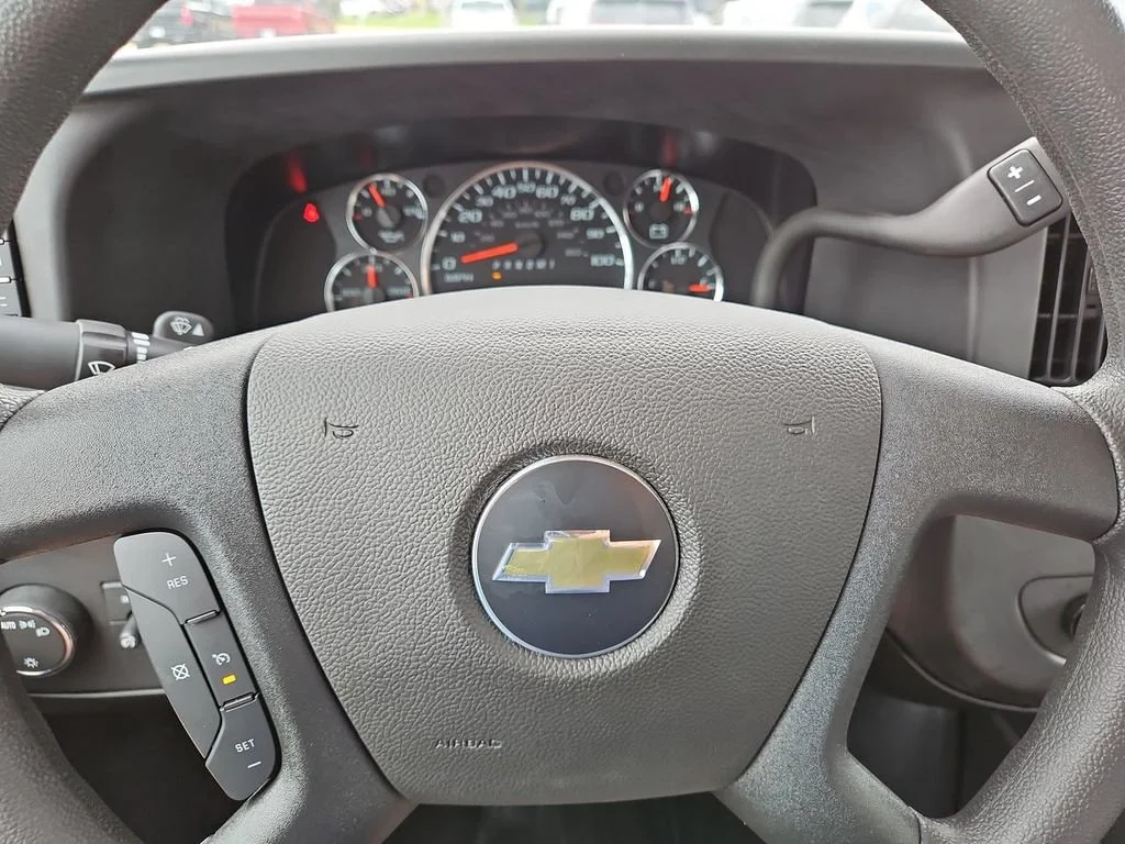 New 2025 Summit White Chevrolet 1WT image 3
