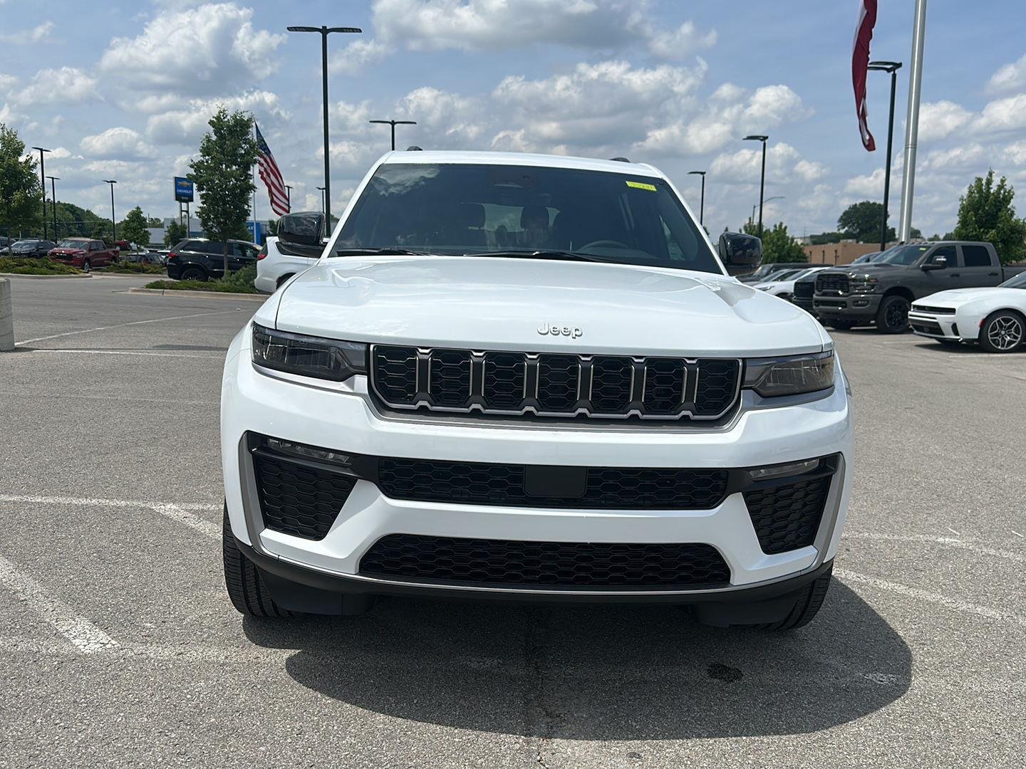 New 2026 Bright White Clear-Coat Exterior Paint Jeep Limited image 6