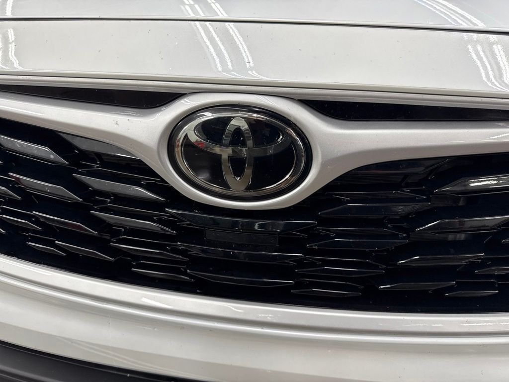 Used 2022 Beige Toyota XLE image 13