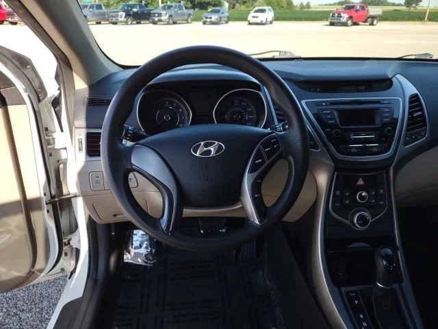 Used 2016 Quartz White Pearl Hyundai SE image 12