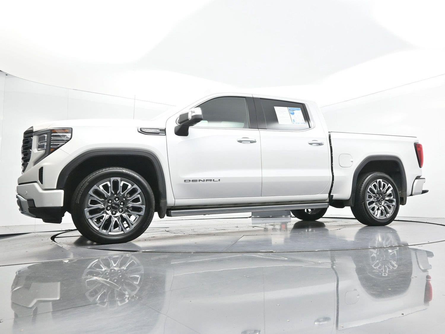 Used 2025 White Frost Tricoat GMC Denali Ultimate image 50