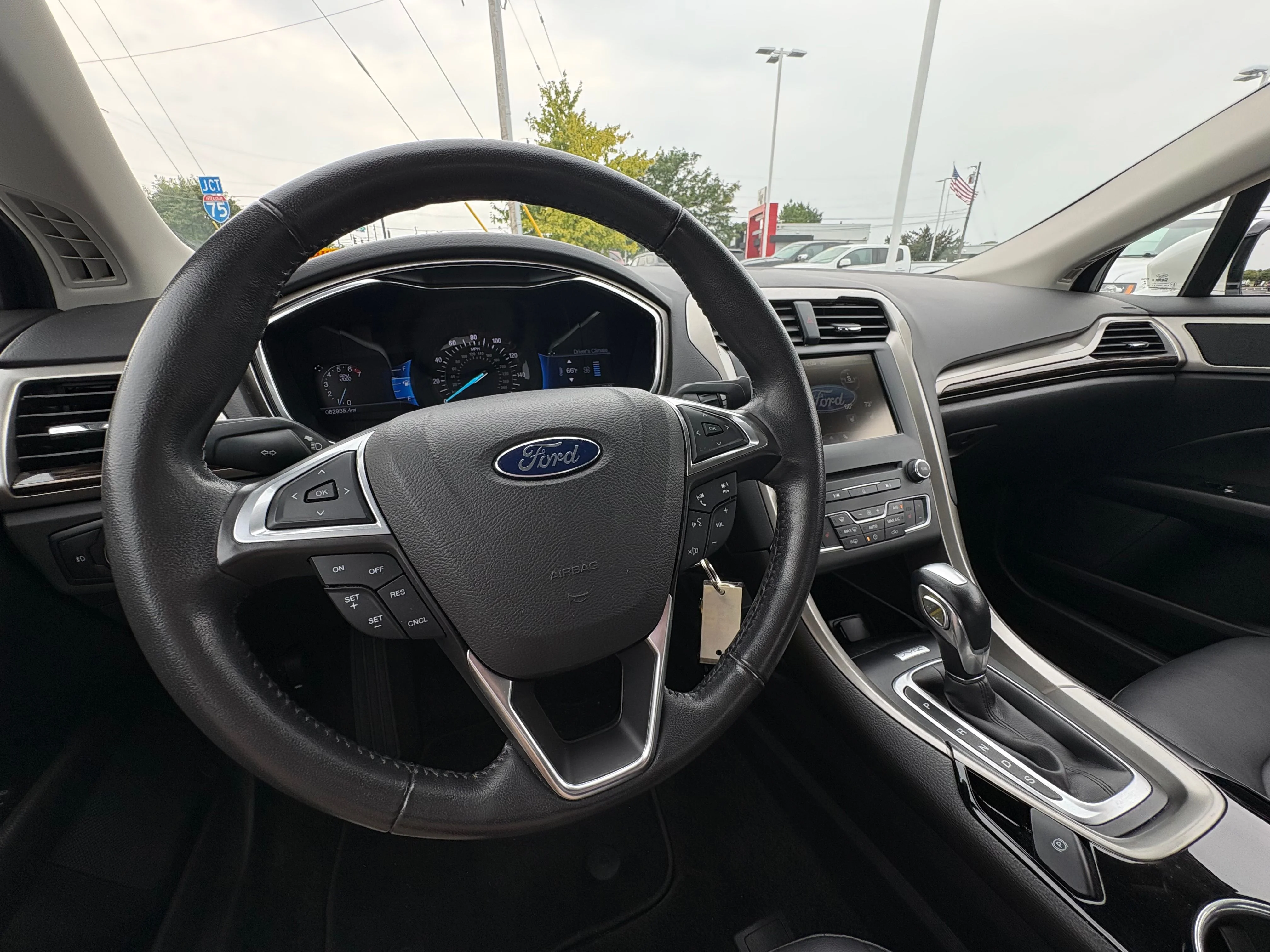 Used 2016 White Platinum Clearcoat Metallic Ford SE image 9