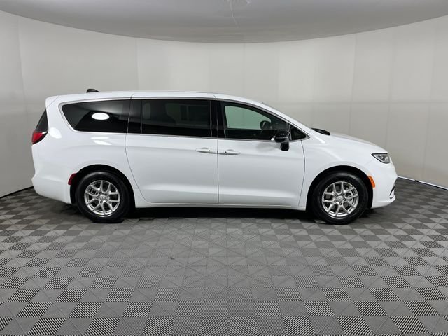 New 2026 Bright White Clear-Coat Exterior Paint Chrysler Select image 4