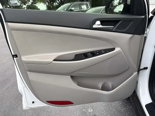 Used 2020 White Hyundai SE image 19