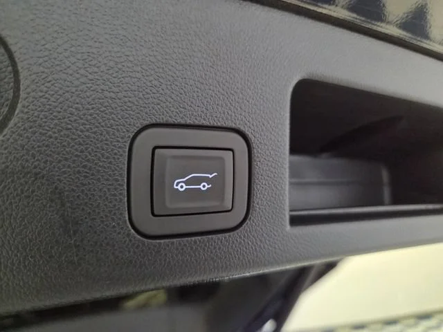 Used 2027 Mosaic Black Metallic Chevrolet RS image 17