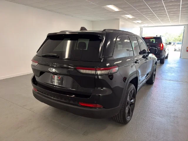Used 2023 Black Jeep Altitude image 5