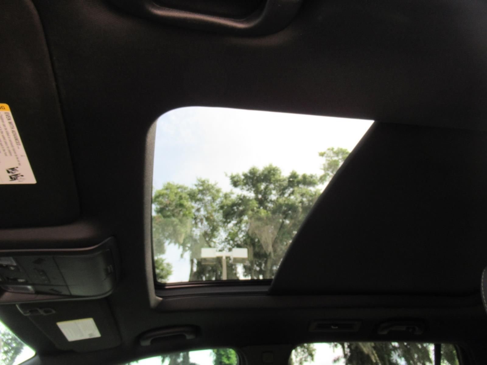 Used 2022 White Cadillac Luxury image 18