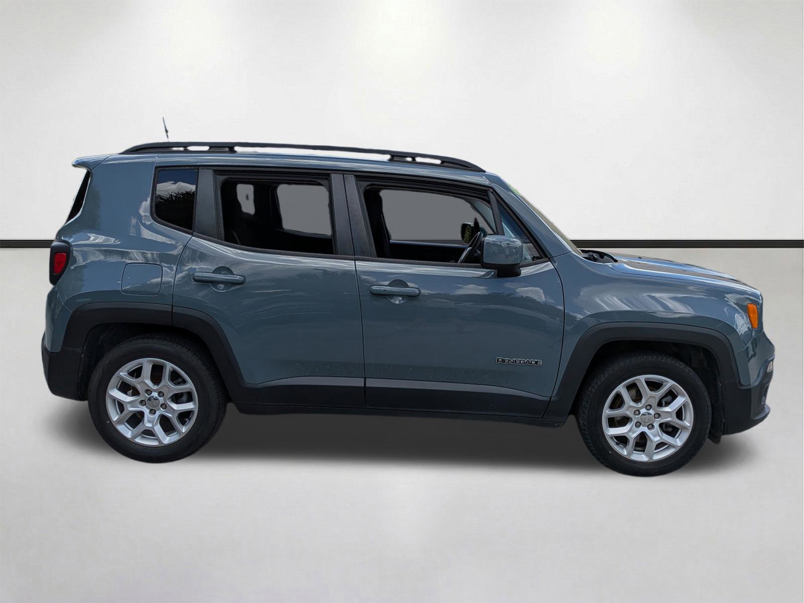 Used 2018 Anvil Jeep Latitude image 3