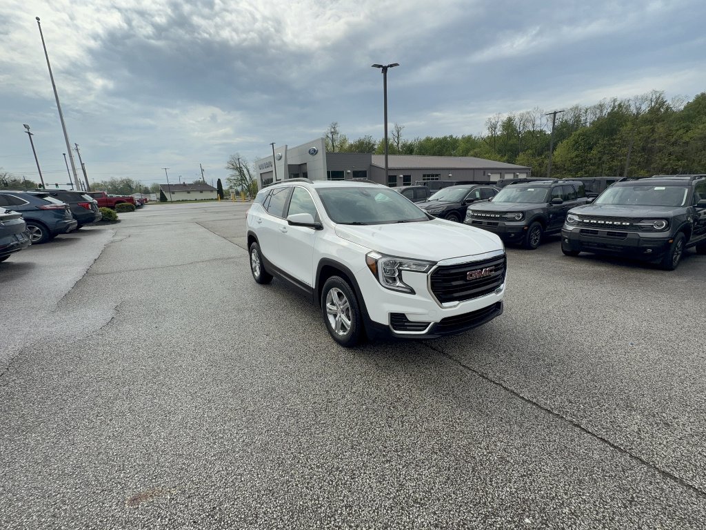 Used 2024 Summit White GMC SLE image 9