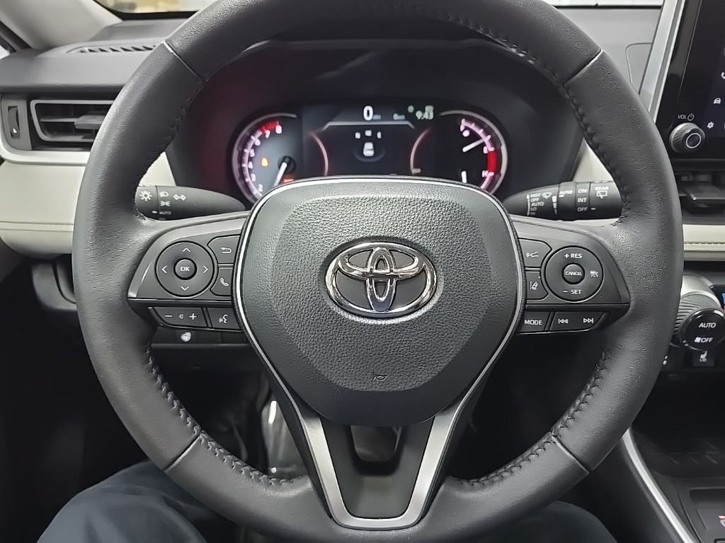 Used 2023 White Toyota XLE image 18