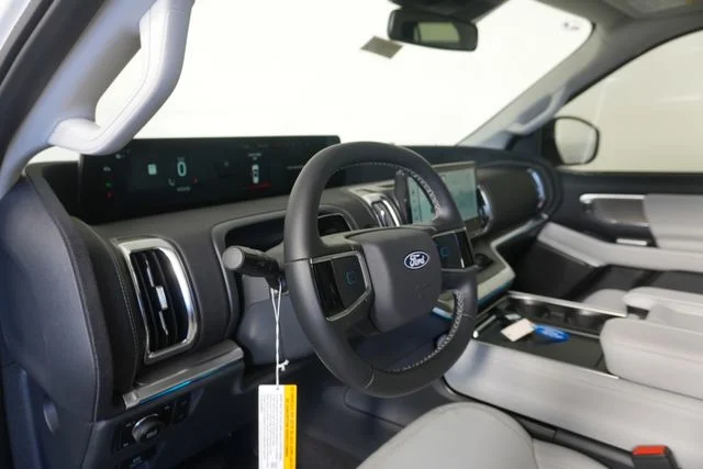New 2027 Star White Metallic Tri-Coat Ford Platinum image 22
