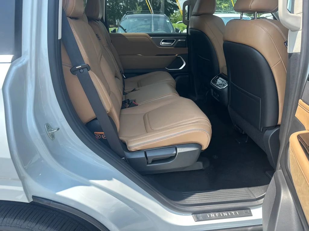 New 2027 RADIANT WHITE INFINITI Luxe 4WD image 13