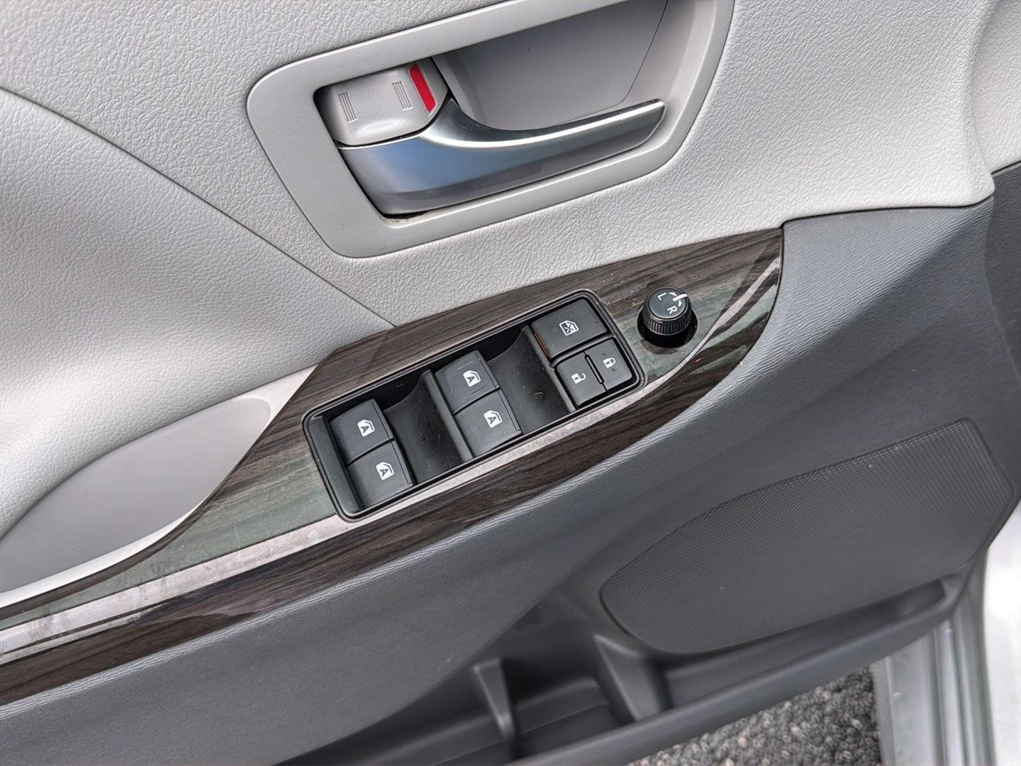 Used 2019 Celestial Silver Metallic Toyota XLE Premium 8-Passenger image 30