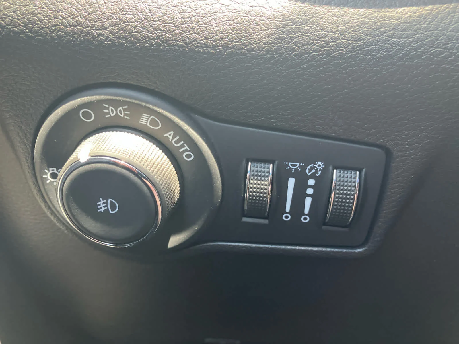 Used 2025 Diamond Black Crystal Pearlcoat Jeep Latitude image 13
