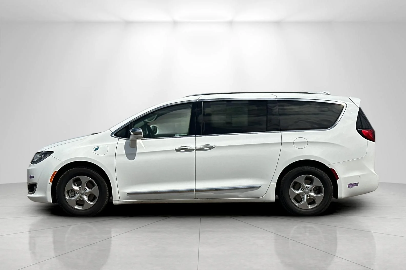Used 2018 White Chrysler Limited image 6
