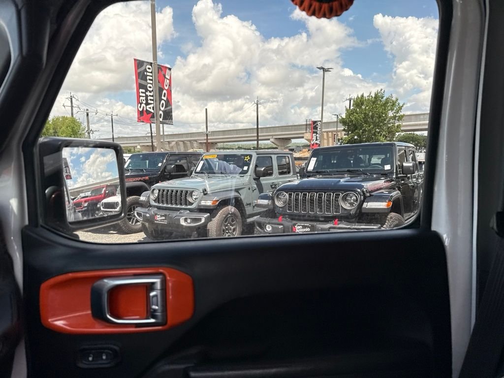 Used 2023 White Jeep Mojave image 24