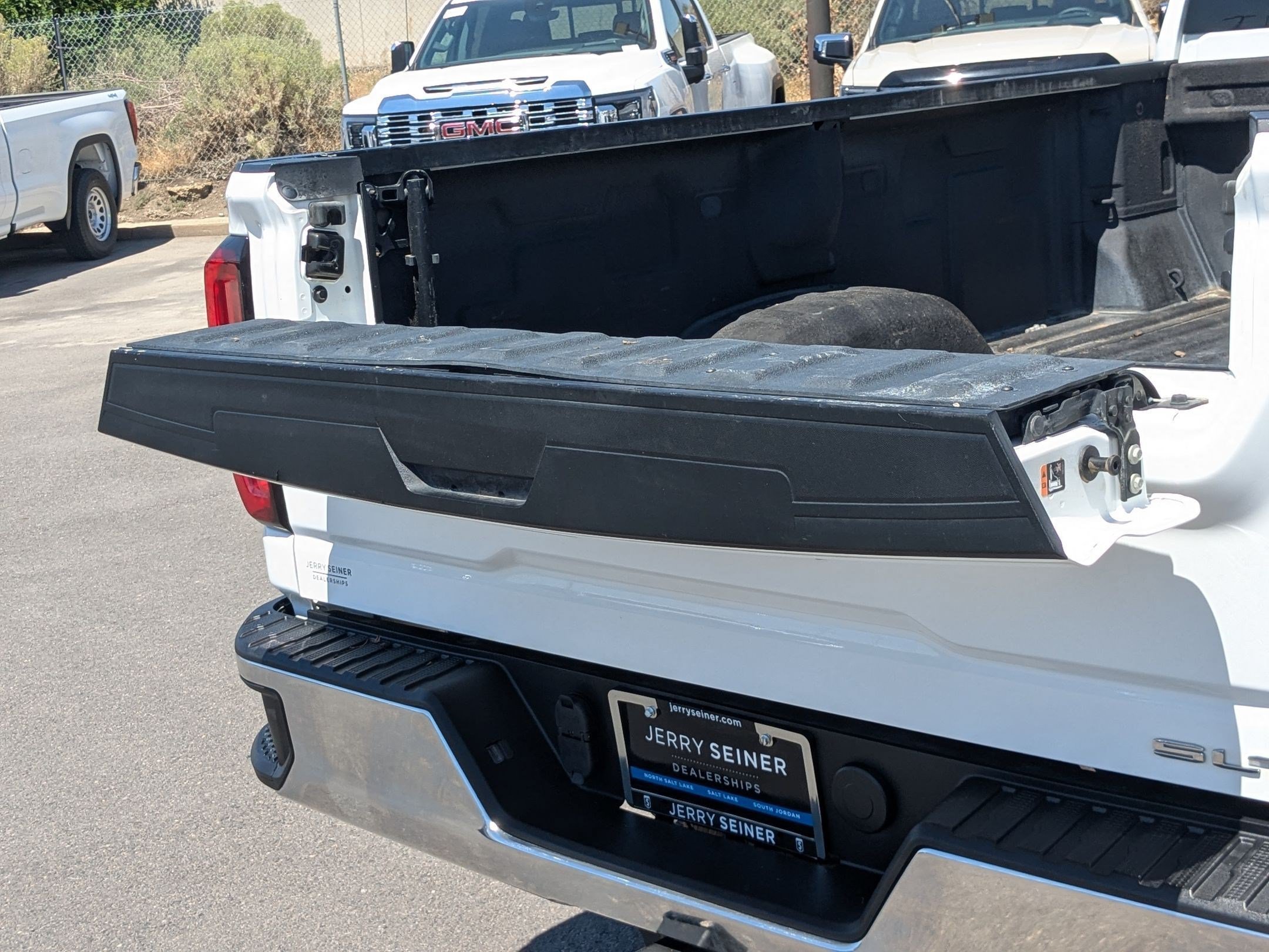 Used 2023 SUMMIT WHITE GMC SLT image 32