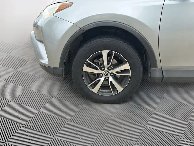 Used 2016 Silver Toyota XLE image 10