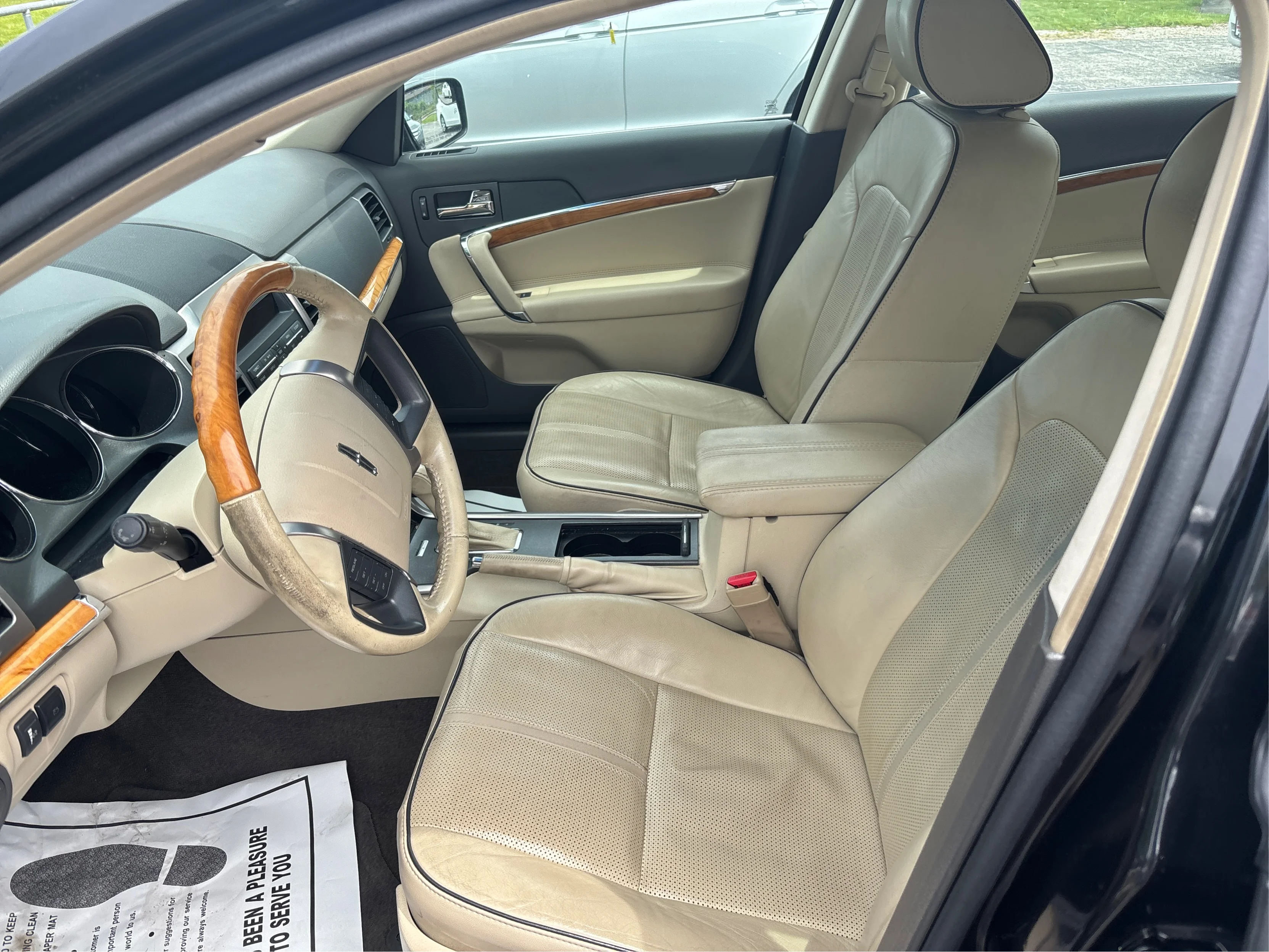 Used 2011 Black Lincoln base image 9