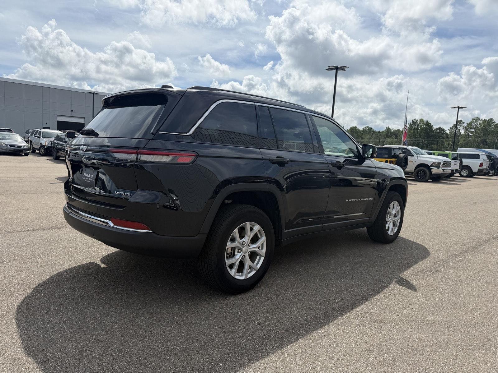 Used 2023 Diamond Black Crystal Pearlcoat Jeep Limited image 6