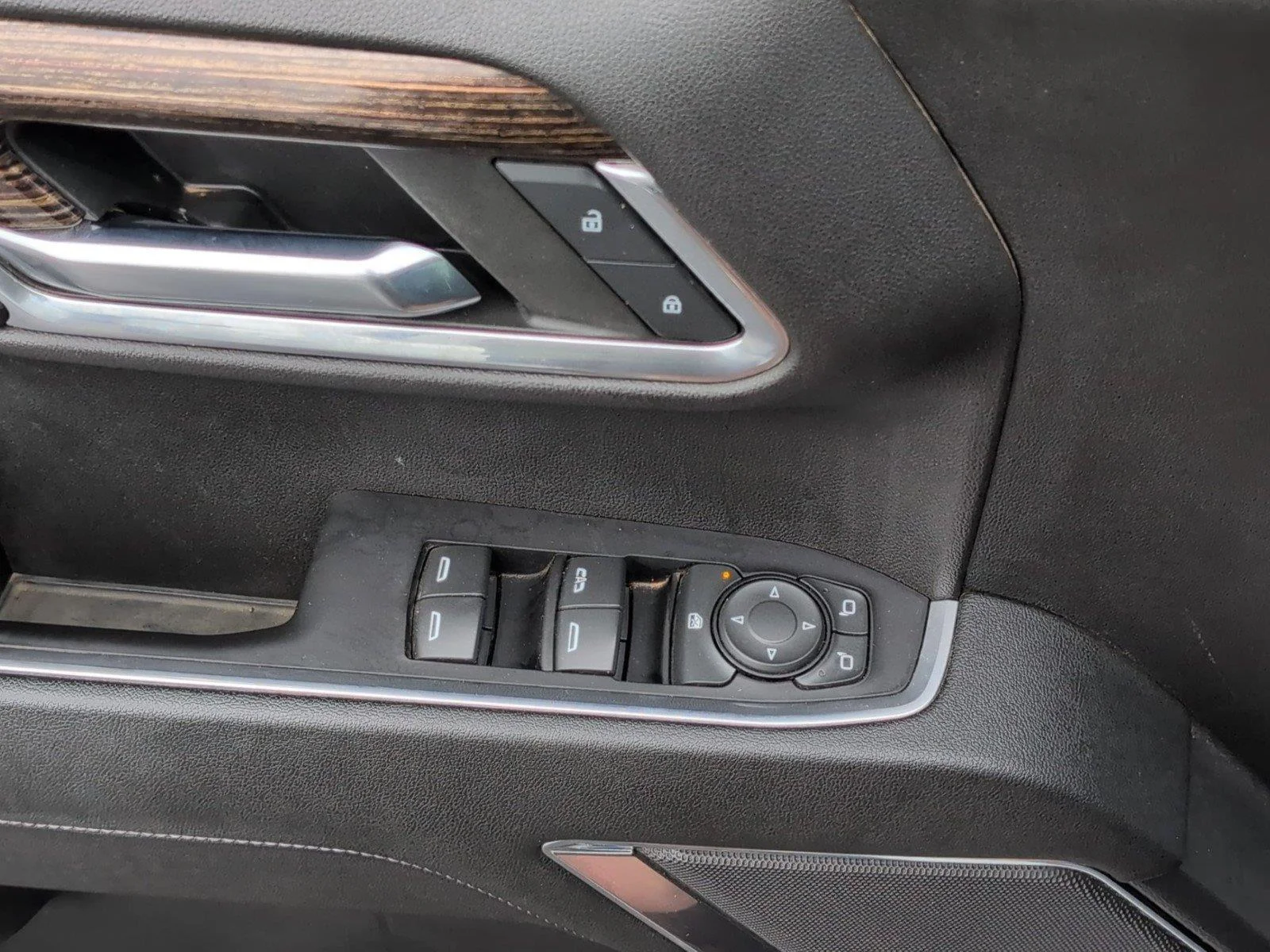 Used 2023 Summit White GMC Elevation image 16