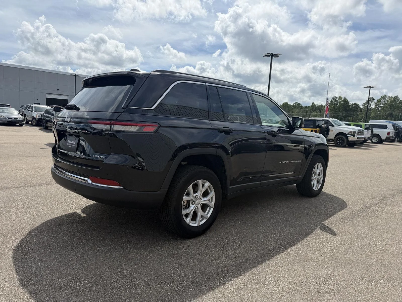 Used 2023 Diamond Black Crystal Pearlcoat Jeep Limited image 6