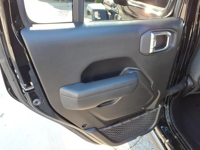 Used 2025 Black Jeep 4-Door Rubicon 4x4 image 11