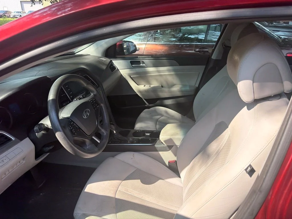 Used 2015 Red Hyundai SE image 4