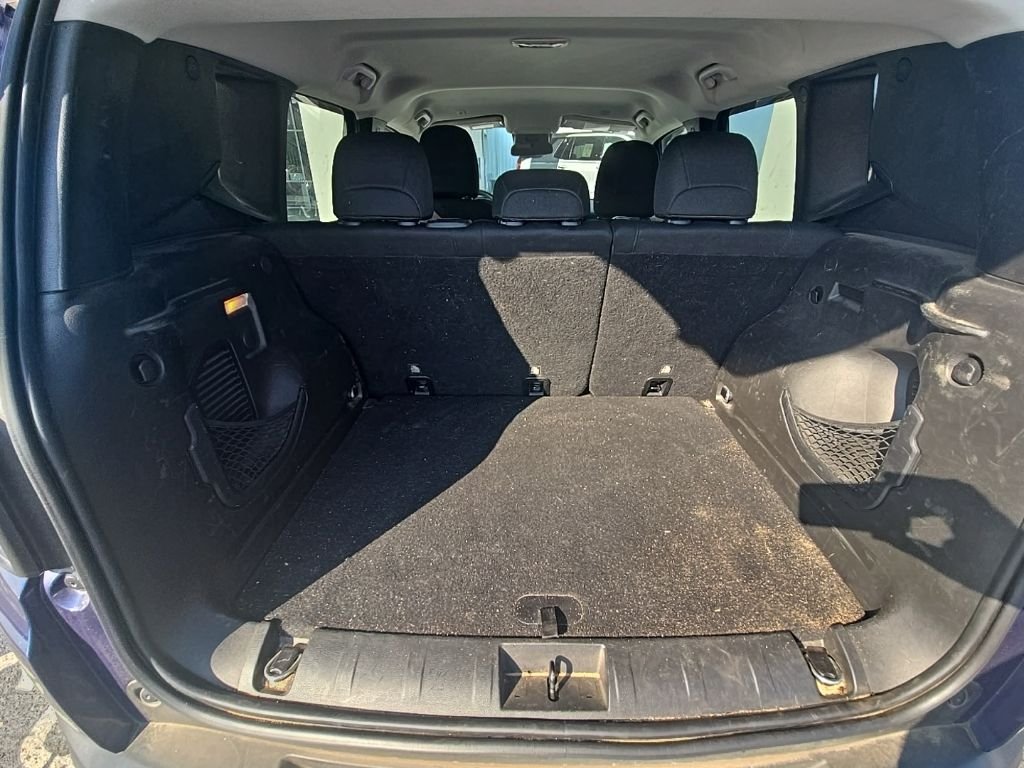 Used 2018 Blue Jeep Latitude image 12
