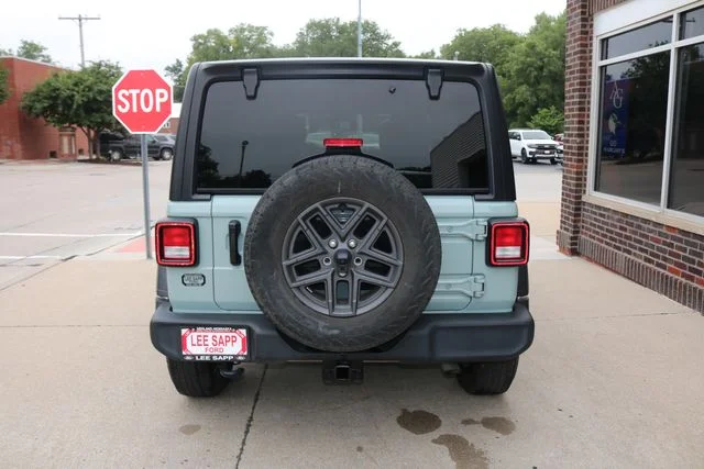 Used 2024 Earl Clearcoat Jeep Sport S image 28