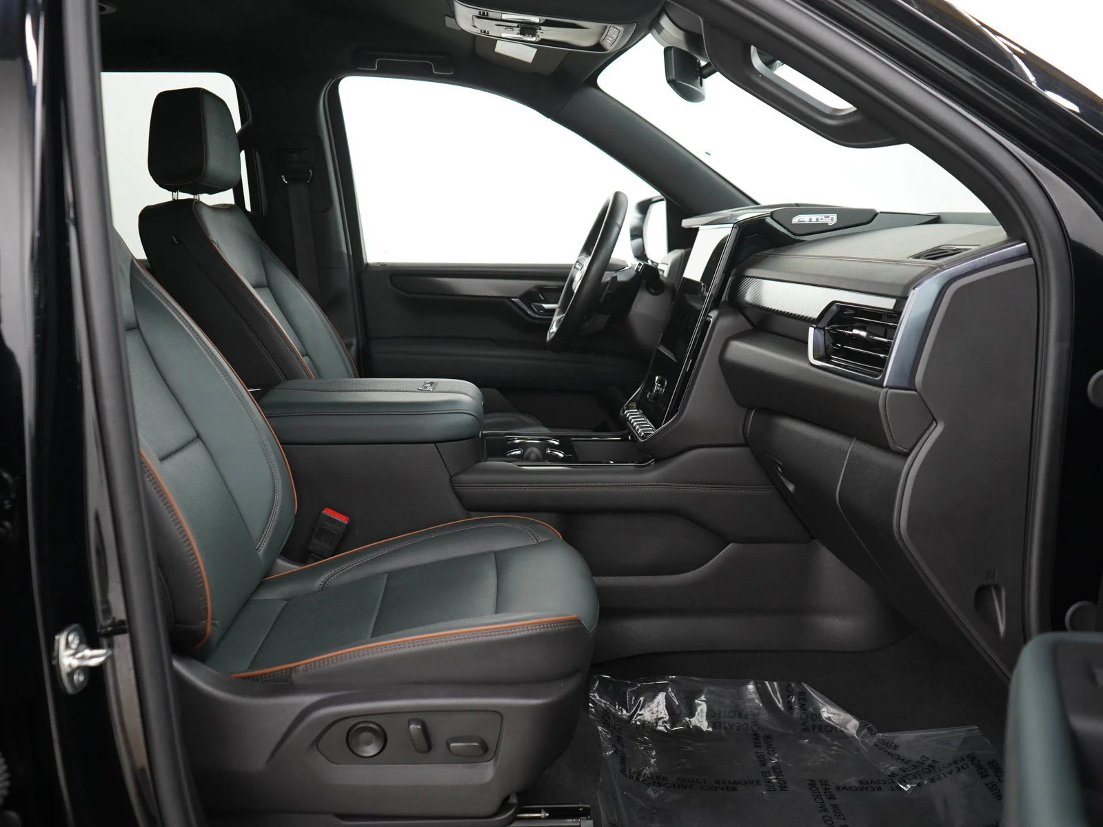 Used 2025 Onyx Black GMC 4WD 4dr AT4 image 13