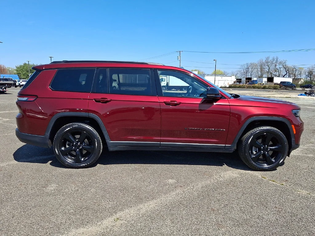 Used 2024 Red Jeep Altitude X 4x4 image 13