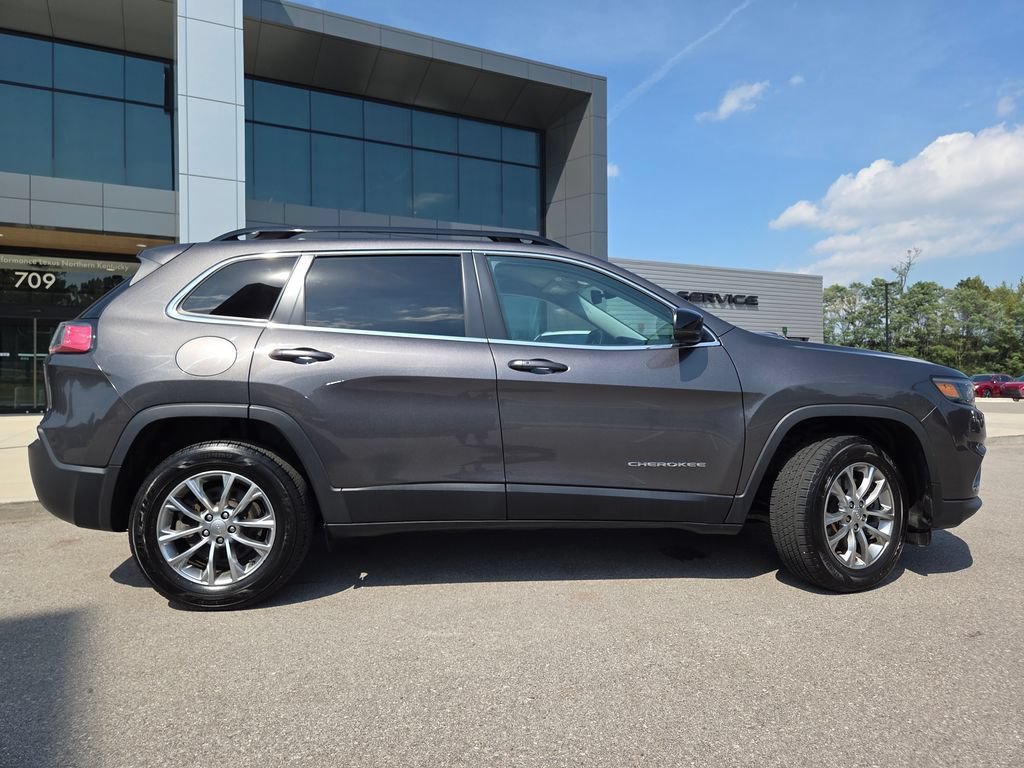 Used 2022 Granite Crystal Metallic Clearcoat Jeep Latitude Lux image 25