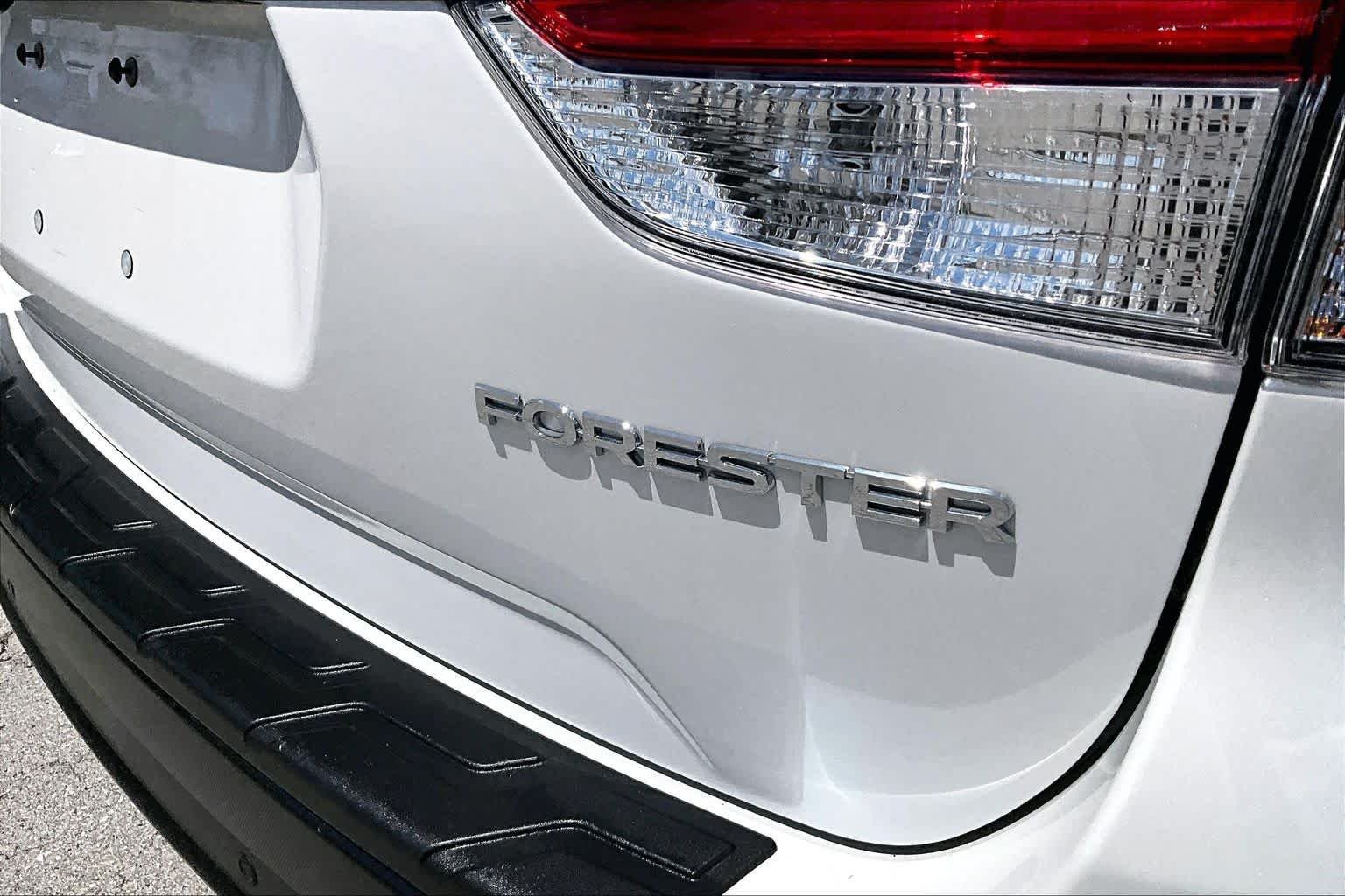 Used 2021 Crystal White Pearl Subaru Limited image 10