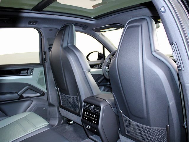 2025 Porsche Cayenne S - Photo 24