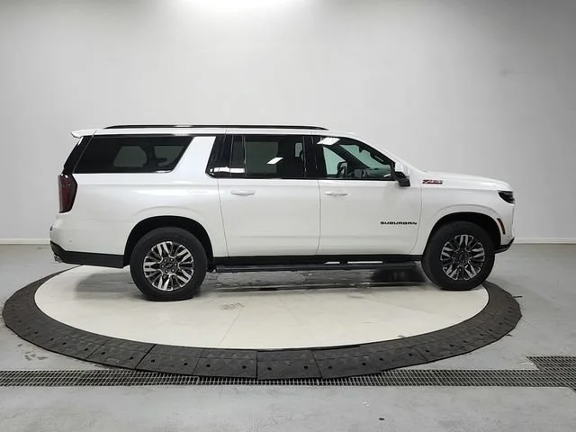 Used 2025 Iridescent Pearl Tricoat Chevrolet Z71 image 9
