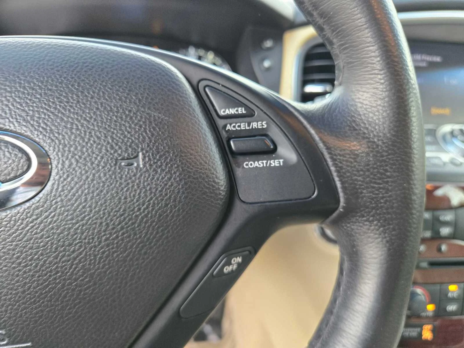 Used 2016  INFINITI  image 25