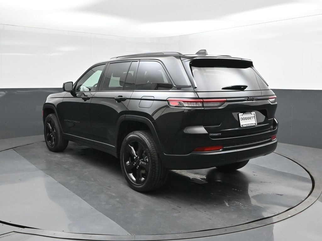 New 2025 Diamond Black Crystal Pearl-Coat Exterior Paint Jeep Altitude X image 5